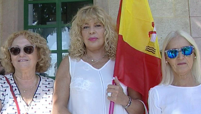 La actriz y paisana Marita Garca (Brbara Rey) presente en el acto de homenaje a la bandera en Totana